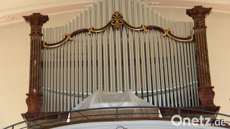 Noch ist der Spieltisch nach Abschluss der Umbauarbeiten an der fast 100 Jahre alten Weise-Orgel abgedeckt. Am Sonntag, 18. Mai, wird das Instrument erstmals bei der feierlichen Orgelweihe erklingen. Bild: prh