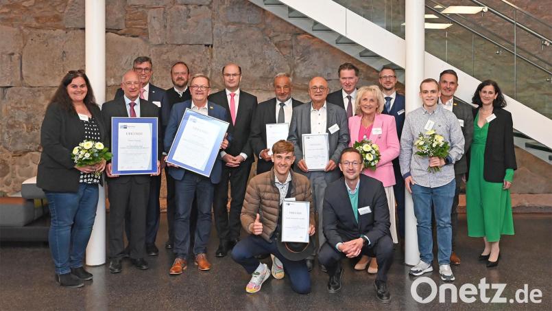 Der Bayerische Staatsminister der Finanzen und für Heimat, Albert Füracker (Sechster von links), IHK-Vizepräsident Michael Matt (Dritter von links) und IHK-Hauptgeschäftsführer Dr. Jürgen Helmes (Sechster von rechts) gratulierten den Preisträgern und Finalisten des IHK-Kommunalentwicklungs-Awards 2025. Bild: Lara Aberle/IHK