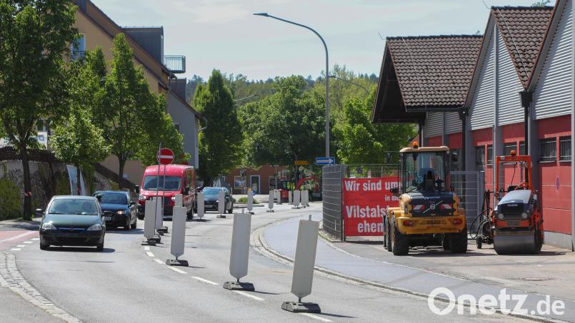 Am Freitag wurde der Gehsteig an der Vilstalstraße in Haselmühl neu asphaltiert - damit ist die Auswechslung der Stromleitung in diesem Bereich abgeschlossen und die halbseitige Straßensperre in Richtung Vilstal kann wieder aufgehoben werden. Bild: Wolfgang Steinbacher