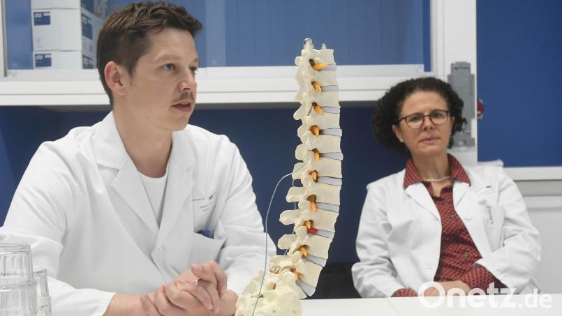 Dr. Sebastian Ertl zufolge kann das Schmerzempfinden mit Hilfe der Rückenmarkstimulation in den meisten Fällen deutlich gemindert werden. Ob sich die Methode für einen Patienten eignet oder nicht, stellt Dr. Susanne Neumeier zuvor in der Interdisziplinären Schmerztagesklinik fest. Bild: Gabi Schönberger
