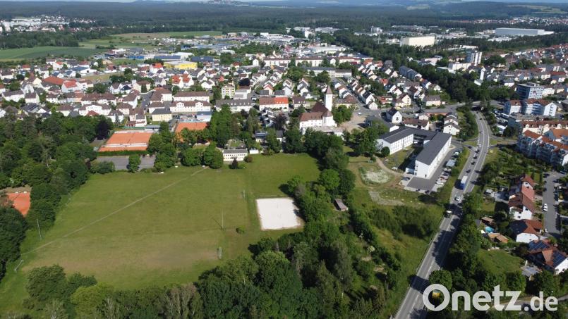 Rechts neben den Tennisplätzen (Bildmitte) könnte der neue Zugang vom Hammerweg zum Turnerbund-Gelände entstehen. Er soll zum Schlüssel werden, damit die Bebauung der Fläche endlich klappt. Archivbild: Gustl Beer