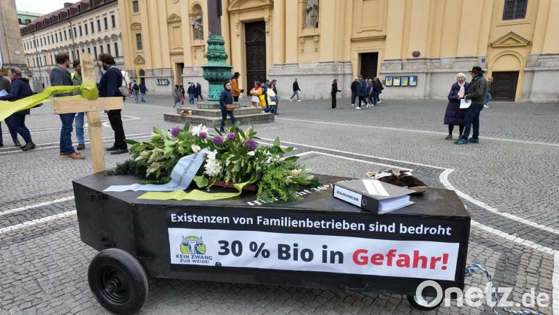 Bedrohte Biohöfe machen auf ihre existenzgefährdende Situation durch die Weidepflicht aufmerksam. Bild: Jens Martin Keim/exb
