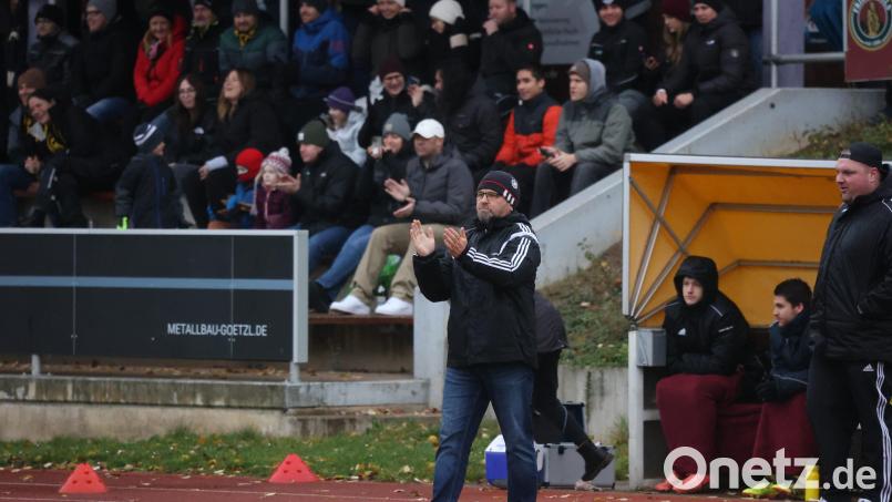Roland Lang, Trainer des TSV Erbendorf, motiviert seine Spieler. Das Derby beim TSV Reuth ist für die Steinwaldelf die Generalprobe für die Bezirksliga-Relegation. Bild: Dieter Jäschke