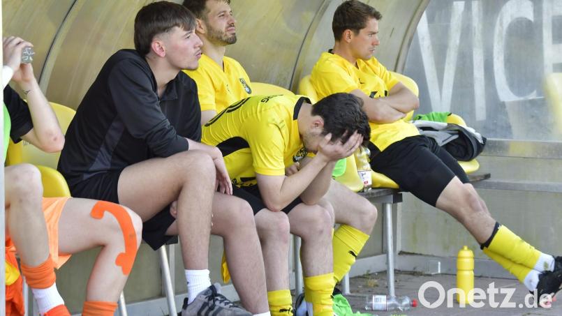 Bei den Spielern des FC Amberg herrschte nach dem Abstieg aus der Landesliga Mitte Enttäuschung pur. Bild: Hubert Ziegler