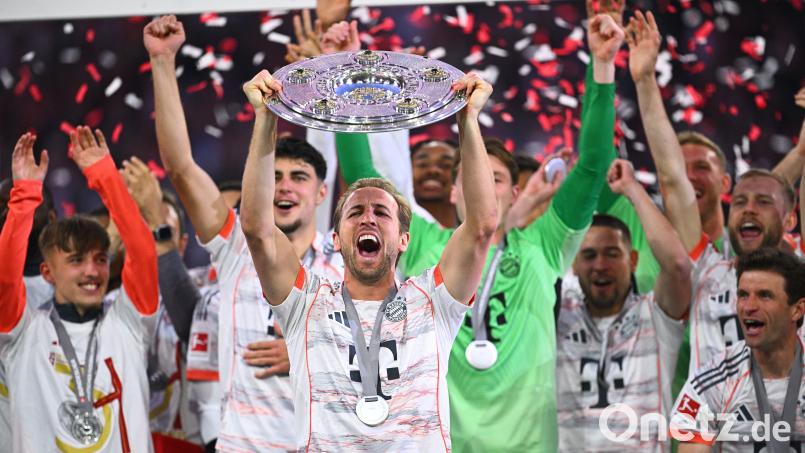 Harry Kane jubelt mit der Meisterschale. Bild: Tom Weller/dpa