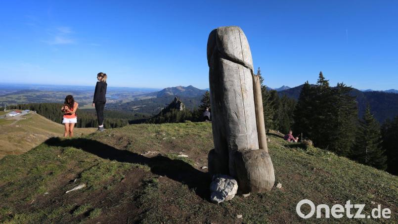 Der bekannteste Holzpenis stand jahrelang auf dem Grat des Grünten. (Archivfoto) Bild: Karl-Josef Hildenbrand/dpa
