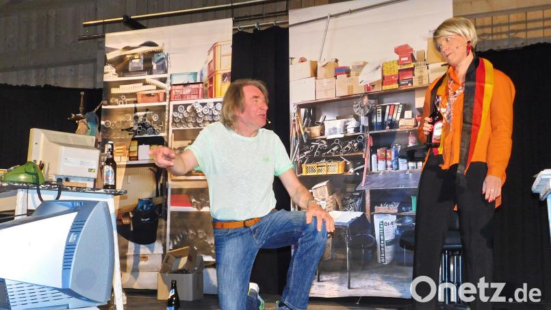Rainer Dohlus als Schorsch Schwarzmann (links) und Cornelia Lutz als Jasmin beleuchten in „Rohrmuffen und Nagellack“ humorvoll nicht nur den Generationenkonflikt. Bild: Wolfgang Hübner [whü] (HUEBNER.WOLF@T-ONLINE.DE)