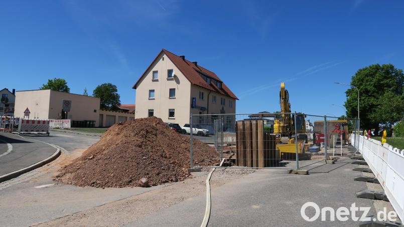 Die Arbeiten für die Wasserleitung und die Schachtanbindung in der Nürnberger Straße im Einmündungsbereich zur Neunaigener Straße haben begonnen. Sie sollen bis Ende Mai dauern. Die Vollsperrung wird dann wieder aufgeboben. Bild: Hirsch