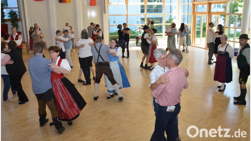 In der Aula der Realschule versuchen sich Tänzer am Zwiefachen mit Christa Binner von den D&#039;Altbairischen aus Weiden und Gauvortänzer Felix Müller vom Oberpfälzer Gauverband. Bild: dob