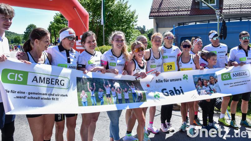 Nach ihrem Sieg beim Landkreislauf Amberg-Sulzbach setzten die Starterinnen vom CIS Amberg ein Zeichen und sendeten eine emotionale Botschaft. Ihre Team-Chefin Gabi Keck war zuvor krankheitsbedingt ausgefallen. Bild: Stephan Huber