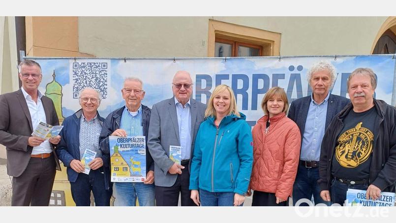 Nach der Pressekonferenz zur Vorstellung des Programms der „7. Oberpfälzer Kulturtage“ von links: Bürgermeister Hermann Falk, Alfred Härtl (Gewerbeverbandvorsitzender), Stadtrat Rudi Wild, OKB-Präsident Volker Liedtke, Kultur- und Tourismusbeauftragte Monika Reindl, OKB-Geschäftsführerin Lia Kukla, OKB-Vizepräsident Wolfgang Lippert und Robert Hiemer (Kulturwerkstatt). Bild: u