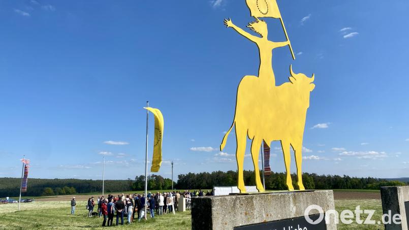 Blick auf das Baufeld: Im Vordergrund ist die nächste Skulptur zu sehen, die auf Etsdorf wartet: Die &quot;Glückliche Europa&quot;. Sie soll einmal neben dem Eichenhain stehen. Bild: gri