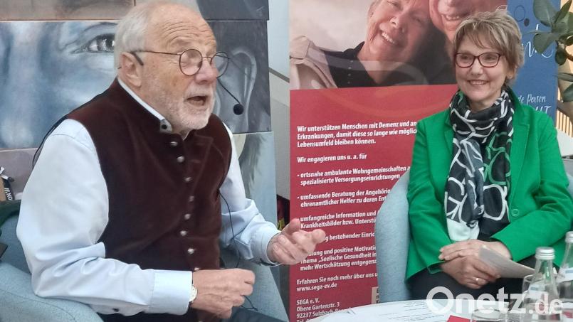 Das Lebensgefühl seiner Kinder- und Jugendjahre schildert Kulturpreisträger Dieter Radl im Gespräch mit Heidi Himmelhuiber vom Verein Sega. Bild: hka