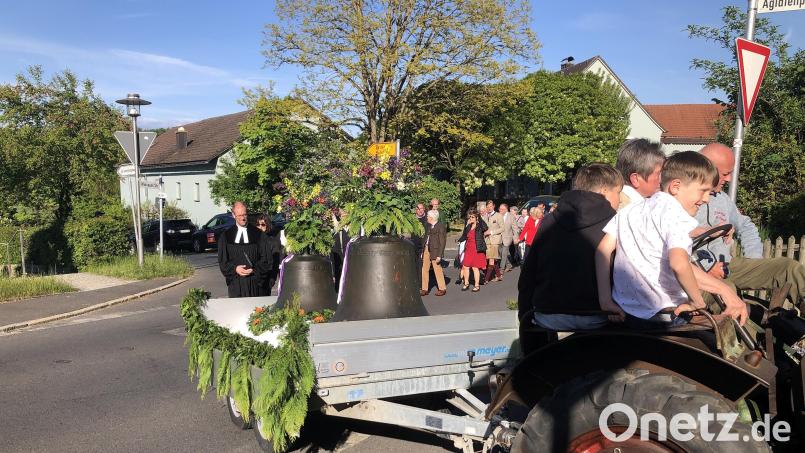 Auf einem geschmückten Anhänger wurden die Glocken zur Kirche gebracht. Bild: wro