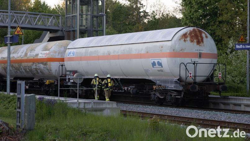 Auf der Bahnstrecke Weiden–Wiesau löst ein Güterzug am Freitagabend einen Großeinsatz aus. Die Bremsen des Zuges waren heiß gelaufen und setzten den Bahndamm n Brand. Symbolbild Roland Wellenhoefer