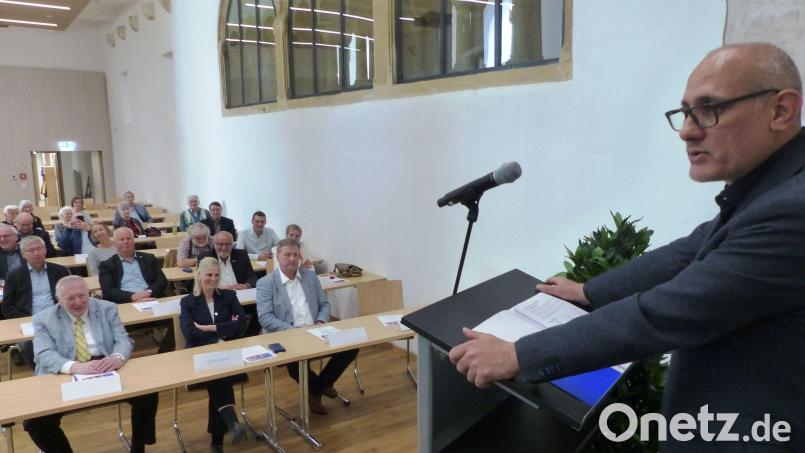 Ismail Ertug referierte in Kastl. Ihm lauschten unter anderem (vordere Reihe, von links) Kreis- und Stadtvorsitzender der Europa-Union Hermann Kucharski, Hausherrin der Polizeihochschule Kastl Regierungsdirektorin Marion Irlbacher und Bürgermeister Stefan Braun aus Kastl. Bild: jp