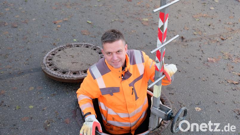 Klärwärter und zweiter Bürgermeister Roland Hörl kennt die Untergrundverhältnisse der Gemeinde. Teile des Speinsharter Kanalnetzes sind sanierungsbedürftig. Bild: do