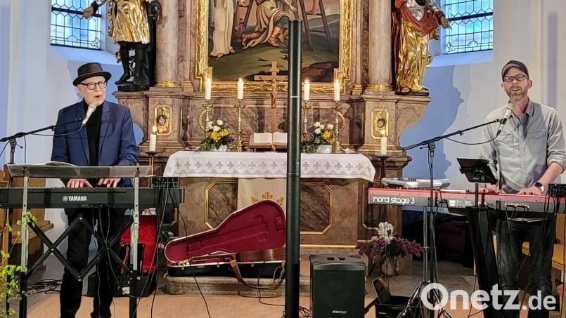 Siegfried und Oliver Fietz (rechts) erfreuen mit ihrem Konzert viele Gäste in der Pankratiuskirche Flossenbürg. Bild: Erika Römischer-Thamm