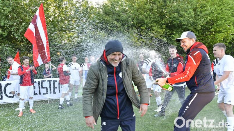 Die obligatorische Sektdusche für Trainer Achim Beck von der SG Paulsdorf nach dem Sieg gegen den FC Edelsfeld II. Für die SG ist es der direkte Wiederaufstieg in die Kreisklasse. Bild: Hubert Ziegler