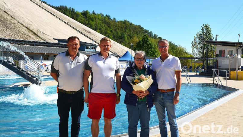 Die erste Besucherin im Monte-Bad war Evi Wenzl aus Hirschau. Sie bekam einen Blumenstrauß und eine Jahreskarte für das Bad. Von rechts: Bürgermeister Hermann Falk, Evi Wenzl und die Freibad-Mitarbeiter Andreas Gebhardt und Markus Thomala. Bild: fdl