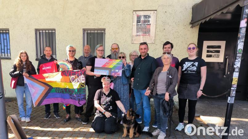 Die Organisatoren von &quot;Bass gegen Hass&quot; (DJs, Trio, OBTM, Kunterbunt und die Linksjugend) haben 1000 Euro an die Amberger Gruppe der &quot;Omas gegen Rechts&quot; übergeben. Bild: Mario Donhauser