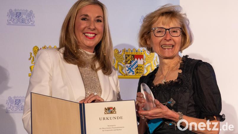 Kultusministerin Anna Stolz überreicht Gabriele Dill, Direktorin der FOS/BOS Weiden, den Staatspreis für besonderes Engagement im Schulbereich. Bild: Alexandra Beier