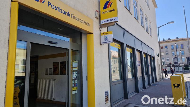 Die langjährige Postfiliale gegenüber dem Schwandorfer Bahnhof wurde vor einigen Tagen aufgelöst. Die Räume werden nun ausschließlich von der Postbank genutzt. Die Schließfachanlage in dem Gebäude wurde in den Stadtsüden verlegt. Bild: Thomas Dobler