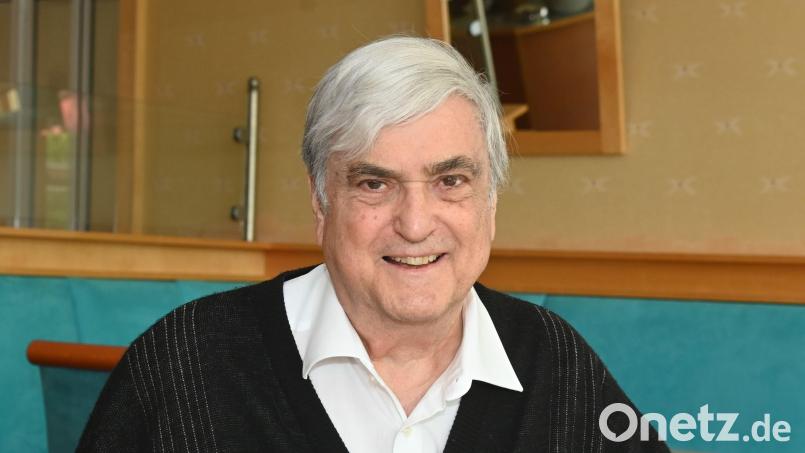 Max Fischer blättert im Gästebuch seines Allee-Parkhotels Maximilian. Am 13. Mai feiert der Amberger Hotelier seinen 80. Geburtstag. Archivbild: gf