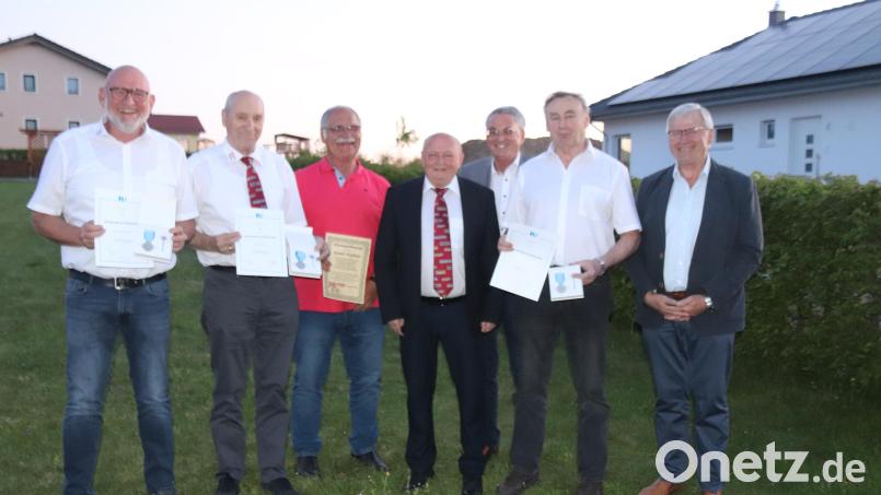 Franz Pertl und die Bürgermeister Ludwig Prögler und Helmut Heumann gratulierten Martin Blöchinger, Johann Saller und Rudolf Polster zur Auszeichnung durch die LBO sowie Josef Fischer für seinen Einsatz für die Firma Pertl. Bild: Stephanie Bucher