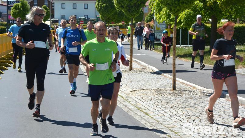 Beim Inklusionslauf durch Mitterteich war die Strecke vier Stunden lang für die Teilnehmer gesperrt. Bild: jr