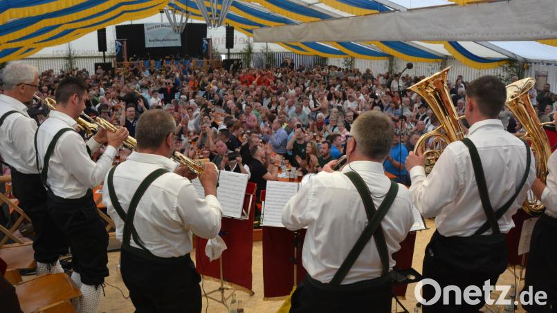 Die Blaskapelle Ernestgrün gab den Startschuss zum Fest der Blasmusik. Bild: jr