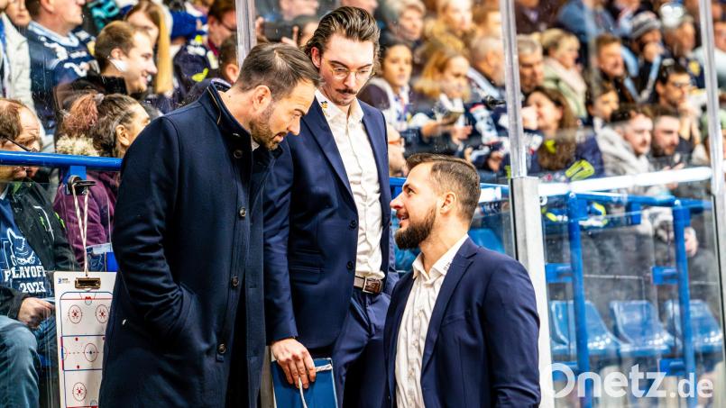 Devils-Coach Sebastian Buchwieser (links) im Austausch mit Athletiktrainer Simon Heidenreich (Mitte) und Martin Mazanec. Auch in der kommenden Saison wird der Trainerstab der Devils so aussehen. Archivbild: Elke Englmaier/exb