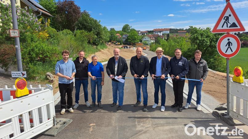 Sie haben das Baugebiet eingeweiht ( von links): 
Sebastian Müller, Matthias Vogl, Josef Schneeberger, Jürgen Steinbauer, Helmut Seebauer, Maximilian Beer, Torsten Hergenröther und Johannes Kopp. Bild: Nicholas Denkewitz