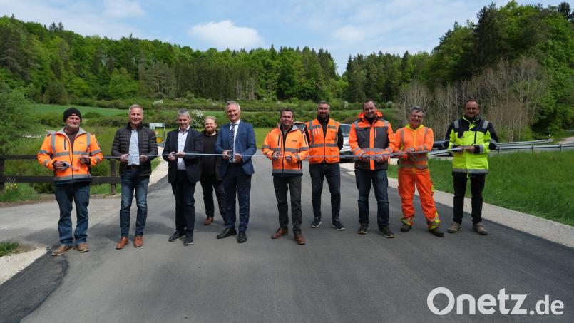 Symbolisch kappen (von links) Tilo Limmer, Christian Faderl, Bürgermeister Reiner Pickel, Leon Lodes, Abgeordneter Harald Schwartz, Jürgen Gutmann, Michael Eckert, Alexander Staudte, Thomas Göring und Georg Rumpler das Absperrband. Bild: glb