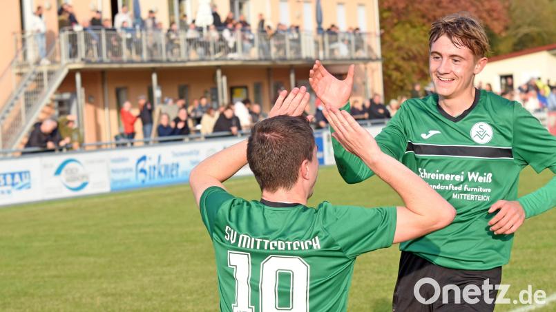 Alexander Dylda (rechts/Szene aus einem früheren Spiel) brachte den SV Mitterteich gegen Forchheim in Führung. Bild: gb