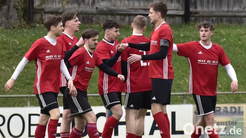 Am Ende kamen die Dürnsrichter aus dem Jubeln nicht mehr heraus. Die DJK kehrt nach langer Zeit wieder in die Kreisliga zurück. Bild: mhs