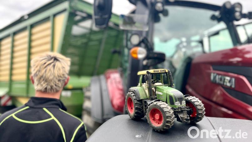 Irgendwann ist der Besitzer des Spielzeugtraktors alt genug für den großen Schlepper. Dann stellt sich die Frage nach der Übergabe des landwirtschaftlichen Betriebs an einen Nachfolger. Bild: Gabi Schönberger