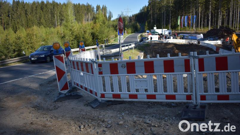 Der offizielle Startschuss für die Sanierung der Staatsstraße zwischen den Gemeinden Brand und Mehlmeisel ist gefallen. In der Talsenke am Fuhrbach laufen bereits Arbeiten zur Erneuerung der Fuhrbachbrücke. Bild: lue