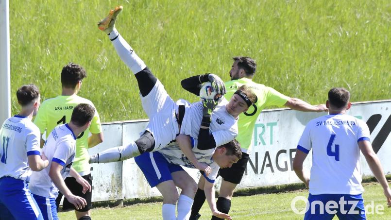 Spektakuläre Aktion in der zweiten Halbzeit durch den Haselmühler Torhüter Donatien Michel, der hier nach einer Freudenberger Ecke auf dem Rücken von Christoph Walter vom SV Freudenberg zum Liegen kommt. Bild: Hubert Ziegler