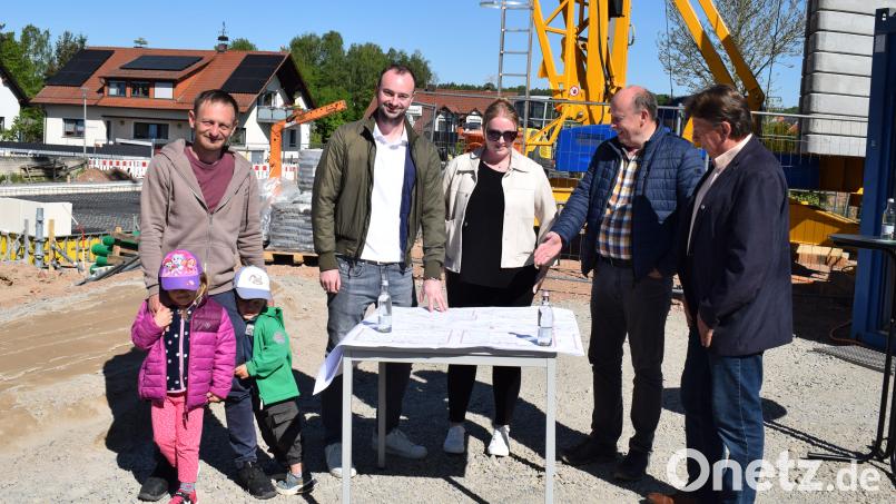 Der Spatenstich bildet den Startschuss für das neue Wohnprojekt in Schmidgaden. Im Bild von links:
Architekt Christian Haberl, Geschäftsführer Armin Stiegler, Jessica Hermann, Assistenz der Geschäftsleitung, Seniorchef Richard Stiegler und Zweiter Bürgermeister Andreas Altmann. Bild: bnr