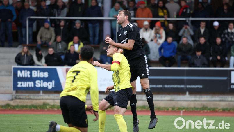 Martin Bächer (rechts, Szene aus dem Hinspiel) vom TSV Reuth und Torjäger Sandro Hösl (Mitte) vom TSV Erbendorf standen sich am letzten Spieltag der Kreisliga Nord gegenüber. Archivbild: Dieter Jäschke