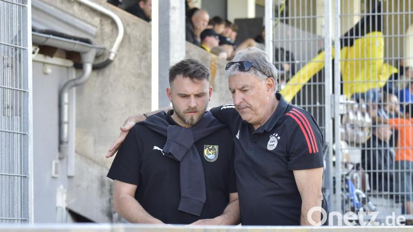 Der Sportliche Leiter Roman Reinhardt (links) und Rainer Greger, Trainer der zweiten Mannschaft des FC Amberg, hatten am Abstieg aus der Landesliga zu knabbern. Bild: Hubert Ziegler