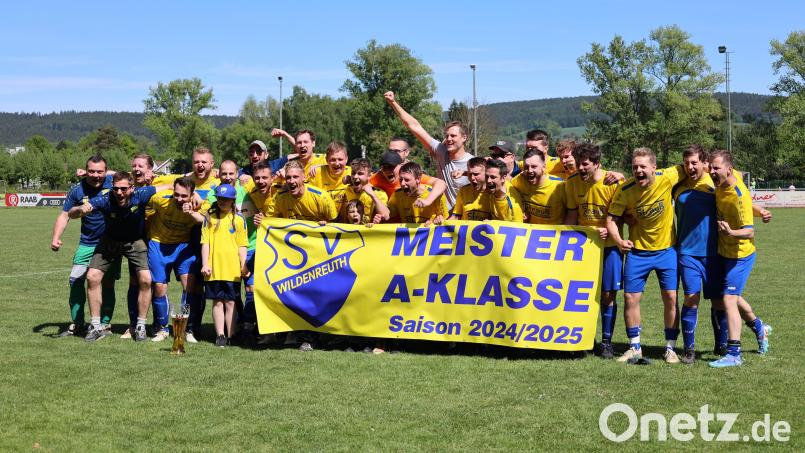 Der SV Wildenreuth feiert die Meisterschaft in der A-Klasse West. Bild: Dieter Jäschke