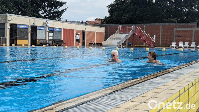 Das Freibad Oberviechtach startet am 17. Mai in die neue Badesaison. Vom Beckenrand ins Schwimmbecken springen macht Spaß, ist aber laut der im Stadtrat beschlossenen neuen Benutzungsordnung verboten. Bild: Kristin Winderl