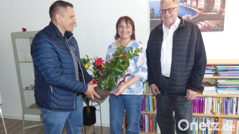 Mit Blumen hießen die Bürgermeister Marcus Gradl und Udo Müller die Diplom-Psychologin Kerstin Sauter in Eschenbach willkommen. Bild: rn