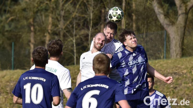 Der FC Schmidgaden (blaue Trikots) trifft im Relegationsspiel zur Kreisliga zunächst auf den SV Obertrübenbach. Bild: mhs