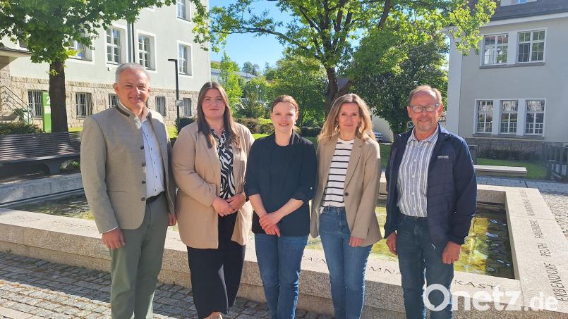 Landrat Roland Grillmeier (links) sowie stellvertretende Personalchefin Isolde König (Zweite von rechts) und Personalrat Richard Schiedeck (rechts) verabschieden Stephanie Wenisch (Mitte) und begrüßen Sabrina Busch (Zweite von links) als neue Tourismusreferentin. Bild: Fabian Polster/Landratsamt Tirschenreuth