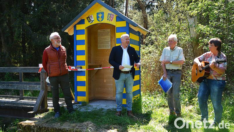 Am Grenzhäusl stehen (von links) Initiator Hans Meindl, Bürgermeister Marcus Eichenmüller sowie Hans und Sabine Weiß. Bild: fdl