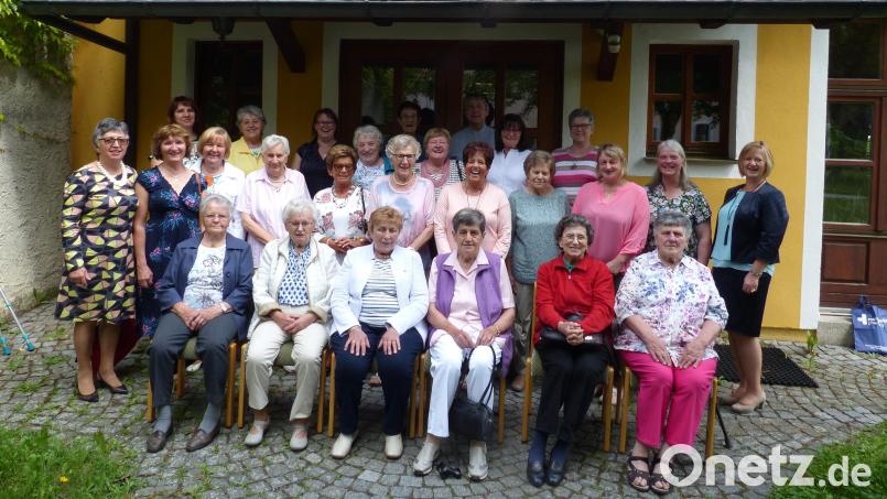 Die ehemaligen Vorsitzenden Resi Kleber, Gretl Woppmann, Klara Schwabl (sitzend ab zweiter von links) Sieglinde Scharff (Zweite Reihe, vierte von rechts) Renate Kraus und Maria Winter( dritte Reihe) von rechts) mit der aktuellen Vorsitzenden Claudia Rupprecht( zweite von rechts-stehend) mit den Geehrten von 2022. Bild: sl