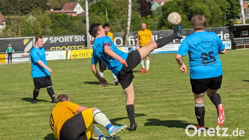 Beim Freundschaftsinklusionsspiel wird wieder engagiert um jeden Ball gekämpft. Archivbild: gau